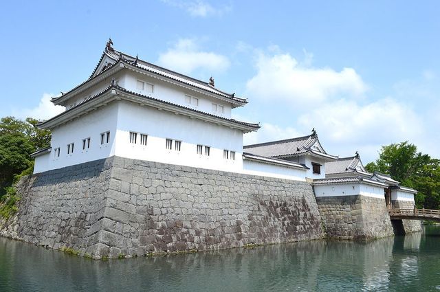 1024px-Sunpu-castle_tatsumi-yagura.jpg