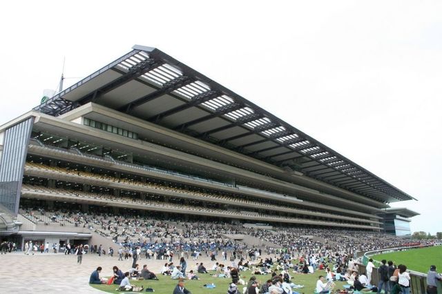 1024px-Tokyo_Racecourse_Fuji_view_stand_20070422.jpg